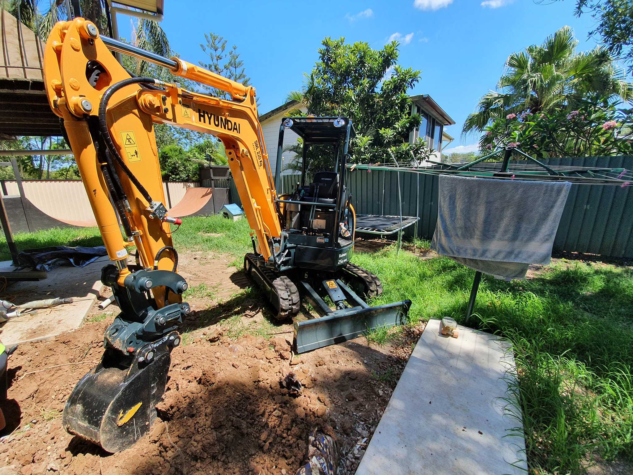  2.5 T ton Excavator for wet hire near Deception Bay