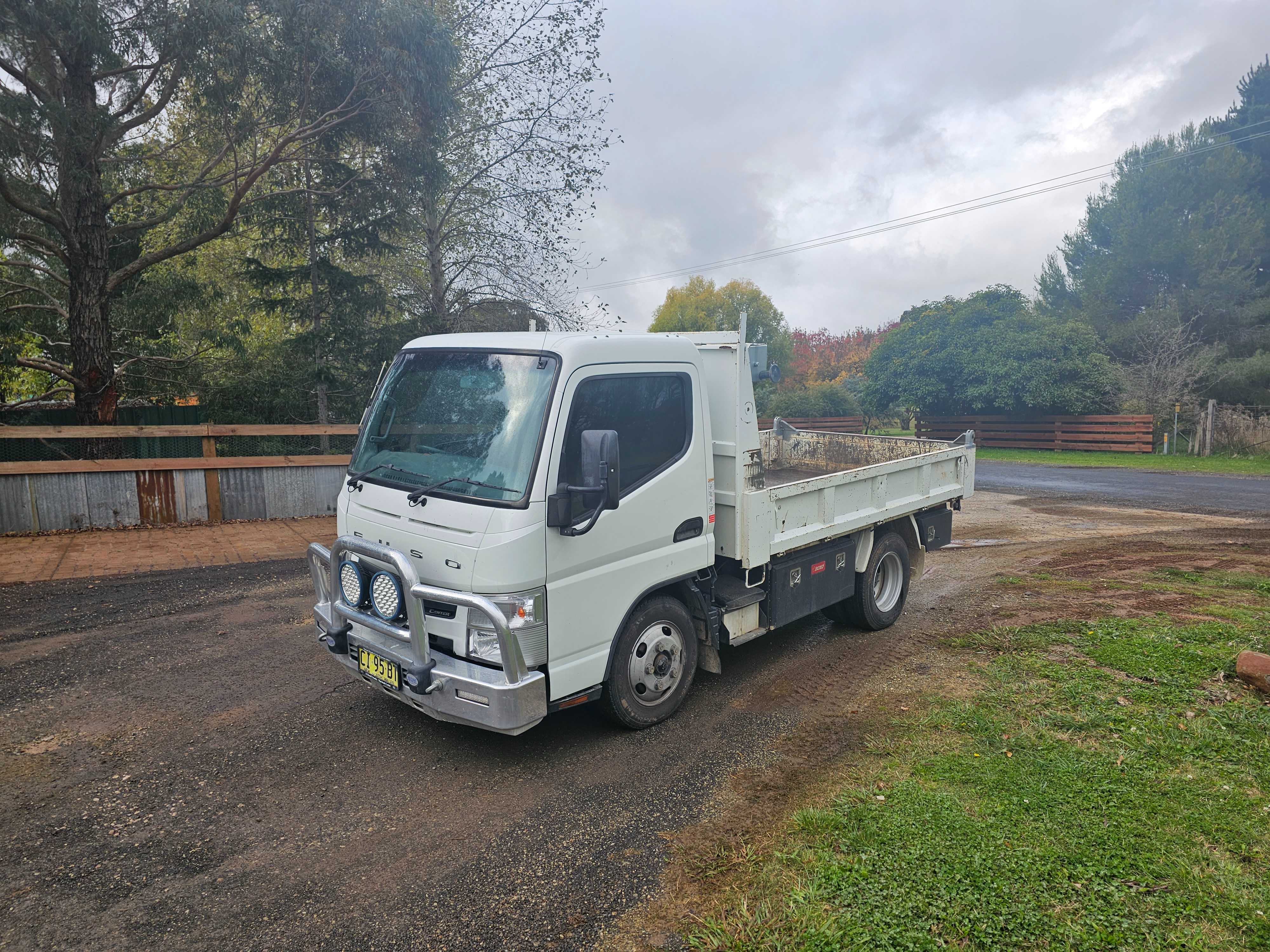 Hire Mitsubishi Canter 515 Tipper Truck - Car Licence 