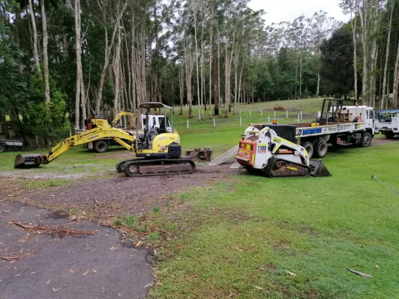 Hire 5.5 ton excavator, posi track and tipper combo