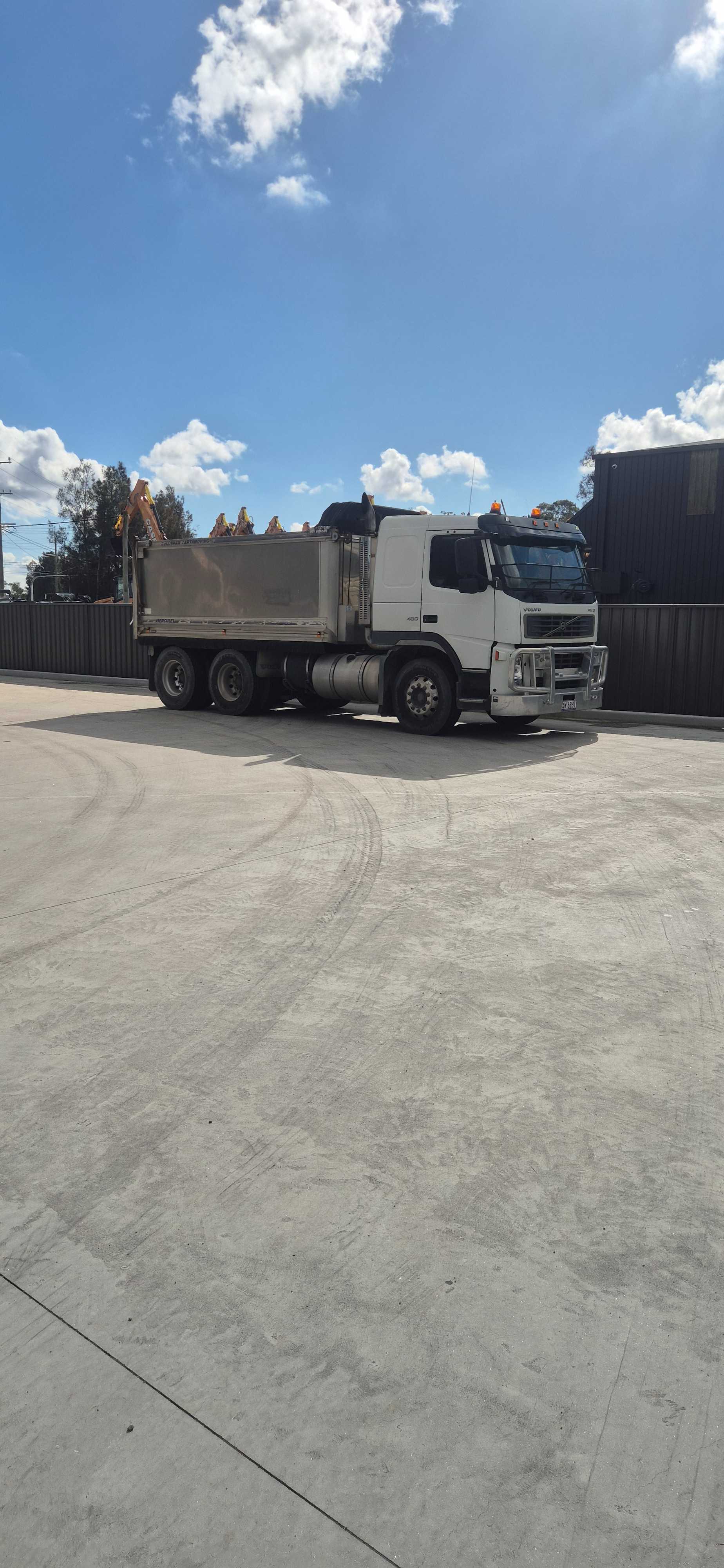 12.5Tonne bogie/Tipper for wet hire